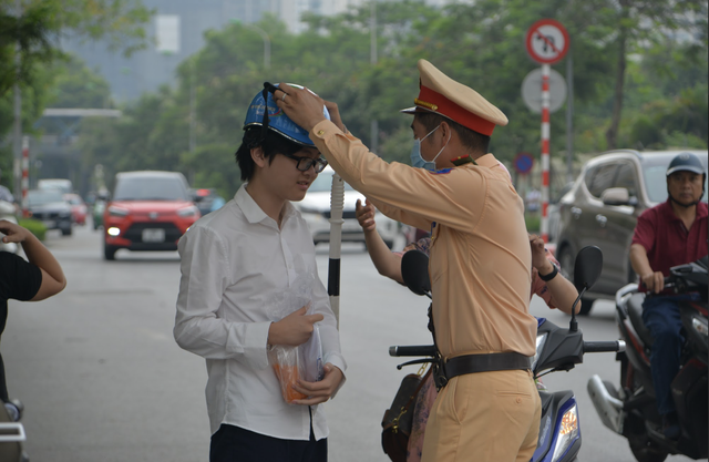 Khoảnh khắc đẹp nhất mùa thi vào lớp 10 Hà Nội: Tấm lưng ướt đẫm mồ hôi của mẹ, cái ôm của bố cho đến nụ cười vui vì "trúng tủ" của thí sinh  - Ảnh 10.