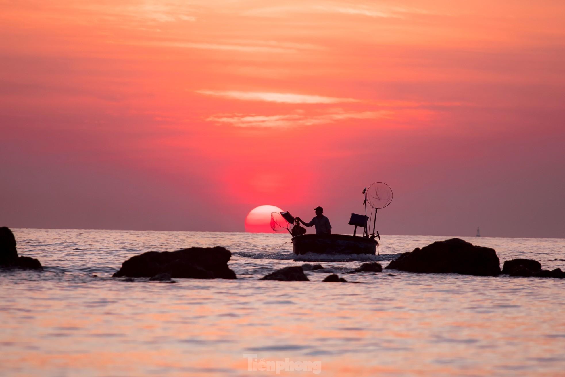 Ngắm bình minh đẹp nao lòng ở bãi biển Cửa Lò - Ảnh 3.