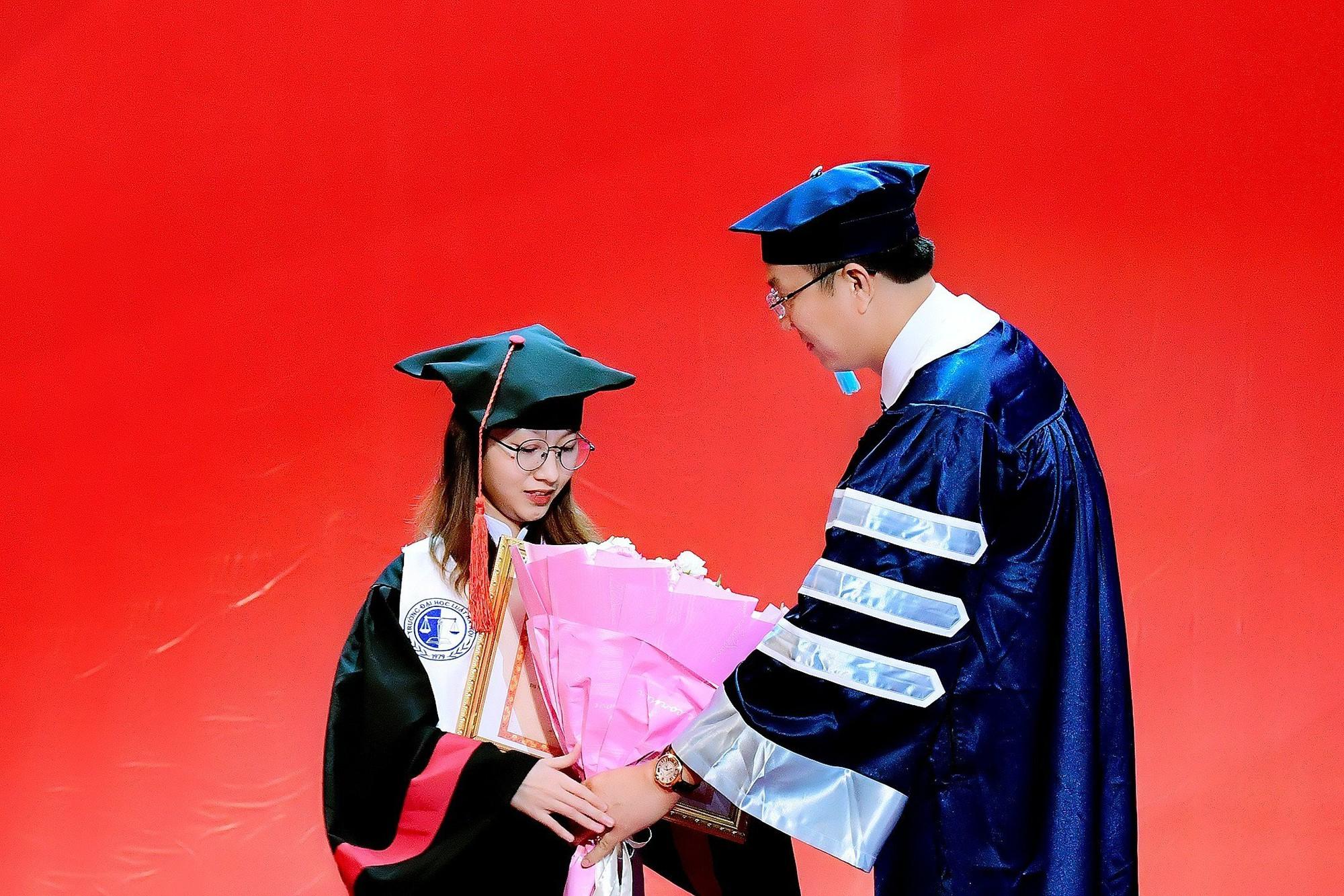 Mẹ nữ sinh bại não được Hiệu trưởng trường Luật dắt tay lên nhận bằng: "Cái nắm tay của người cha dành cho con gái…!" - Ảnh 1.