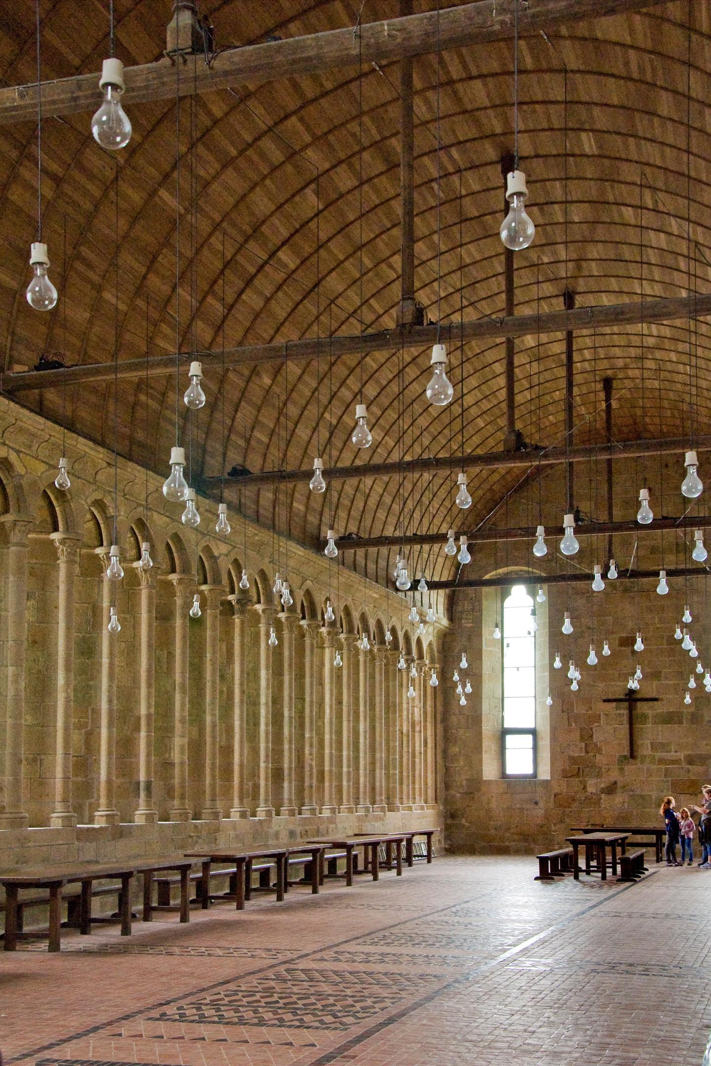 Mont Saint-Michel: Độc đáo tòa thành 1000 tuổi mọc lên giữa lòng biển - Ảnh 2.