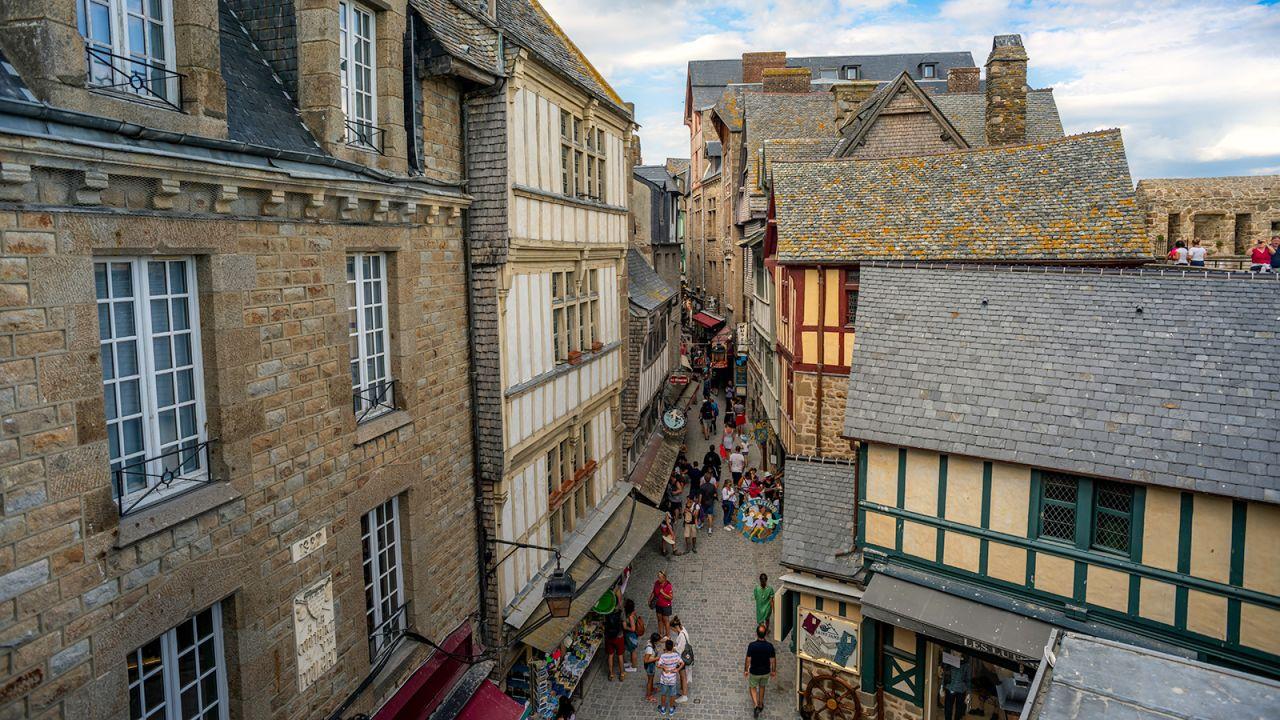 Mont Saint-Michel: Độc đáo tòa thành 1000 tuổi mọc lên giữa lòng biển - Ảnh 4.