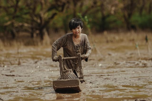 Sao nhí Đất Rừng Phương Nam tự mình đóng cảnh nhảy cầu nguy hiểm, thái độ khi quay xong mới khiến khán giả ngỡ ngàng - Ảnh 3.