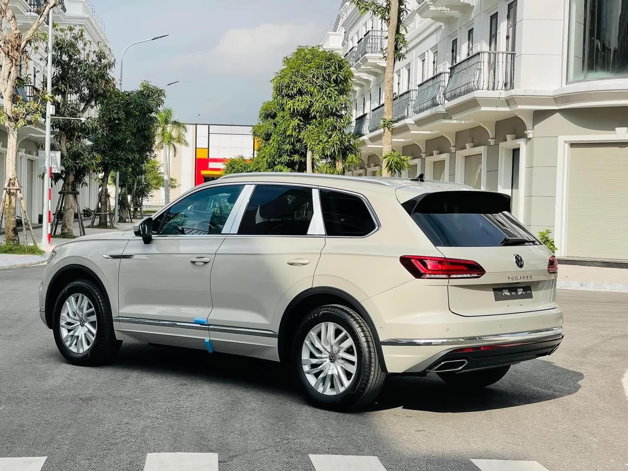 VW Touareg giảm kỷ lục 225 triệu, khởi điểm còn 2,8 tỷ ngang GLC 300 vừa ra mắt Việt Nam - Ảnh 4.