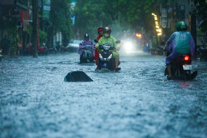 Mưa to khắp nơi trên cả nước, đe doạ ngập lụt, sạt lở đất - Ảnh 1.