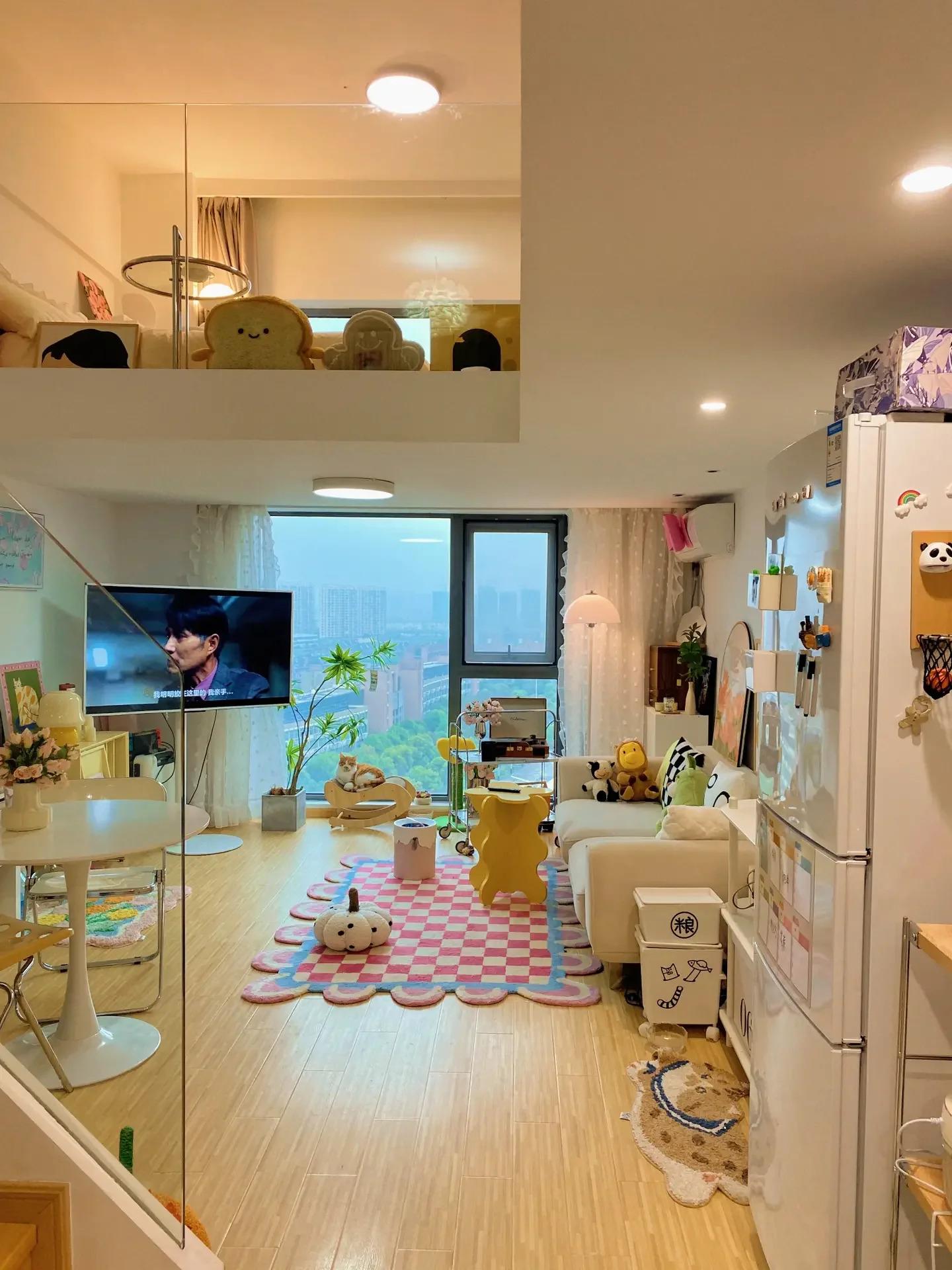 Càng ngắm càng mê không gian ấm cúng, xinh xắn bên trong căn hộ gác mái 38m² của cô nàng gen Z - Ảnh 1. Càng ngắm càng mê không gian ấm cúng, xinh xắn bên trong căn hộ gác mái 38m² của cô nàng gen Z - Ảnh 1.