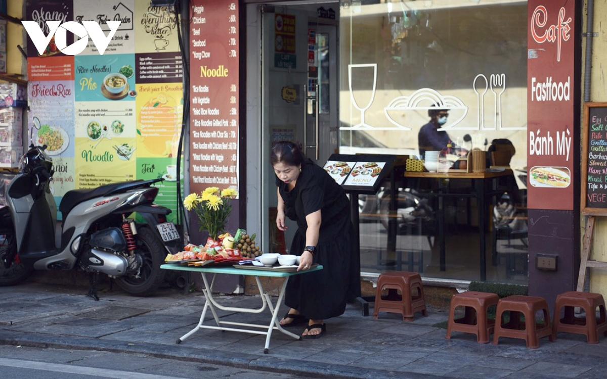 Lễ Vu Lan, khói vàng mã mù mịt trên nhiều tuyến phố Hà Nội - Ảnh 1.