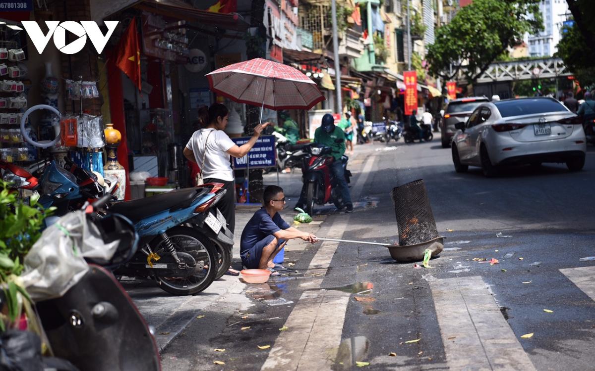 Lễ Vu Lan, khói vàng mã mù mịt trên nhiều tuyến phố Hà Nội - Ảnh 5.