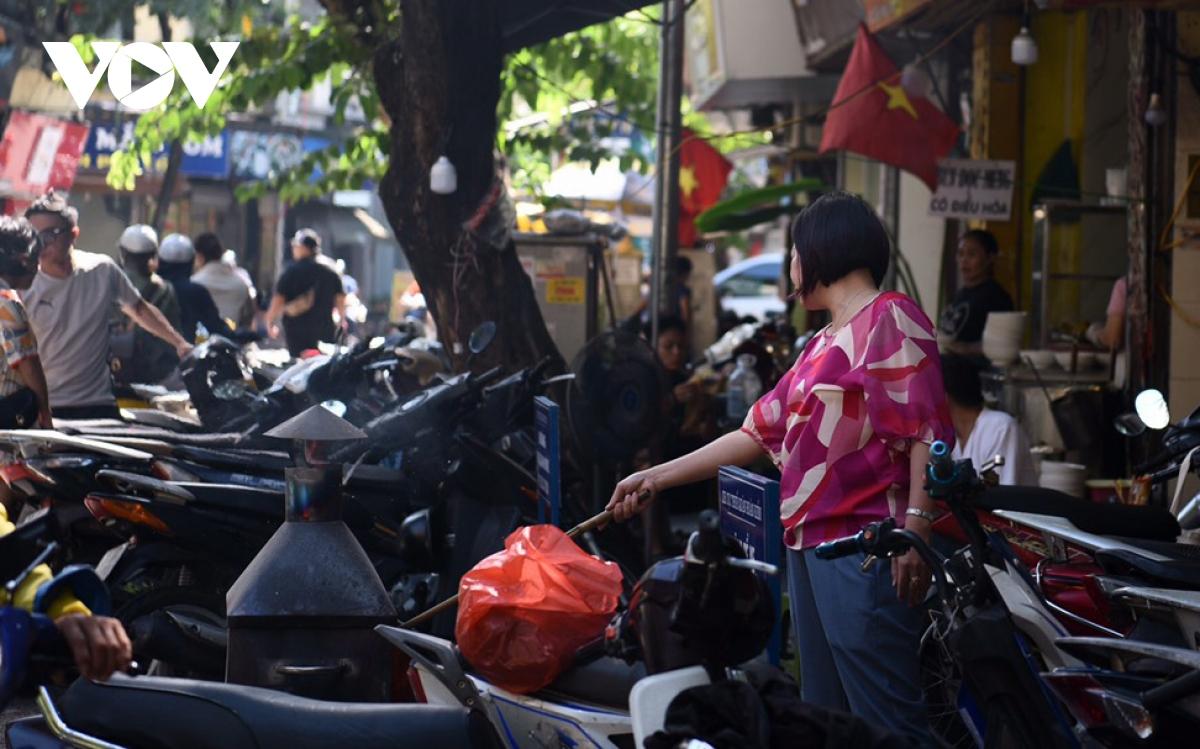 Lễ Vu Lan, khói vàng mã mù mịt trên nhiều tuyến phố Hà Nội - Ảnh 10.