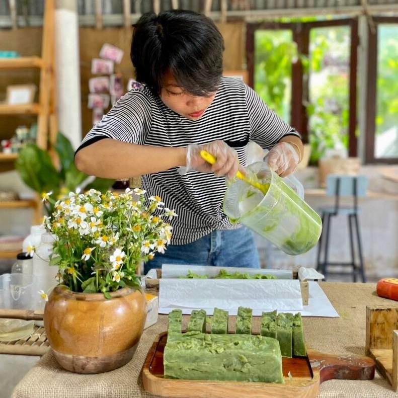 Trăn trở tìm kiếm đam mê, người phụ nữ quyết định bỏ phố về quê khởi nghiệp với sản phẩm từ thảo mộc - Ảnh 2.