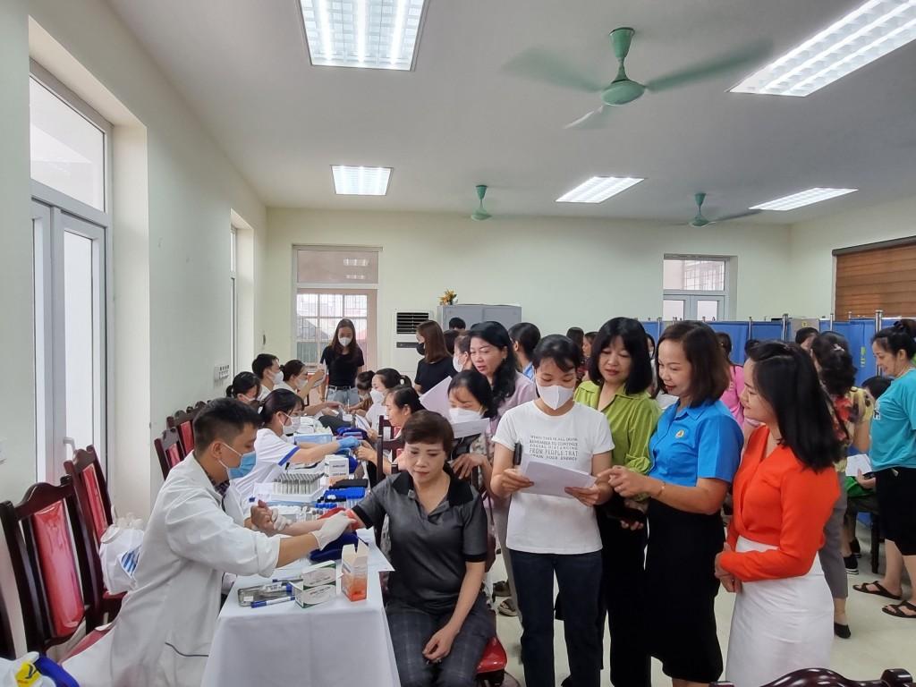 Quận Hà Đông: 130 nữ đoàn viên, người lao động được khám sức khỏe miễn phí