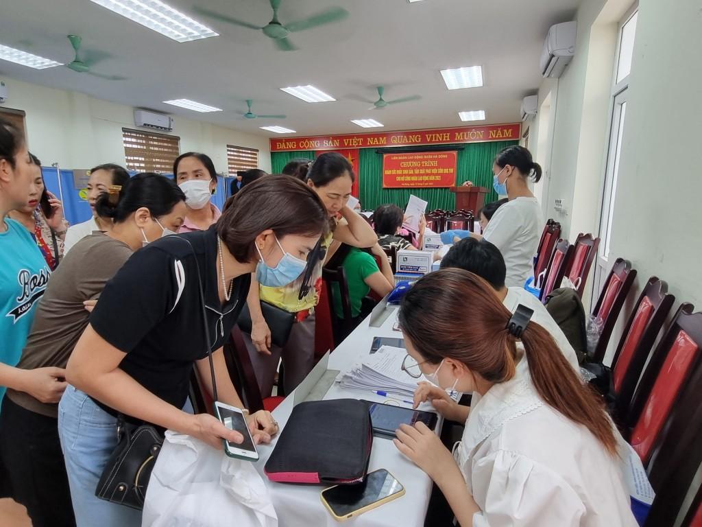 Quận Hà Đông: 130 nữ đoàn viên, người lao động được khám sức khỏe miễn phí