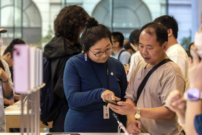 Người Trung Quốc đổ xô đi mua iPhone 15, giải thích lý do không chọn điện thoại Huawei: "Chẳng phải cái nào cũng được hay sao"? - Ảnh 3.