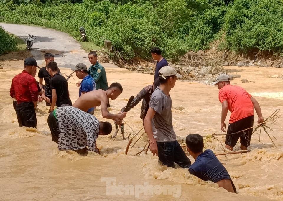 Lũ 'nuốt chửng' nhiều tuyến đường, hàng nghìn người đang bị cô lập - Ảnh 13.