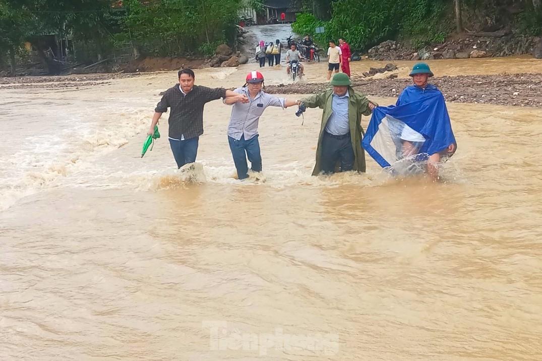 Lũ 'nuốt chửng' nhiều tuyến đường, hàng nghìn người đang bị cô lập - Ảnh 26.