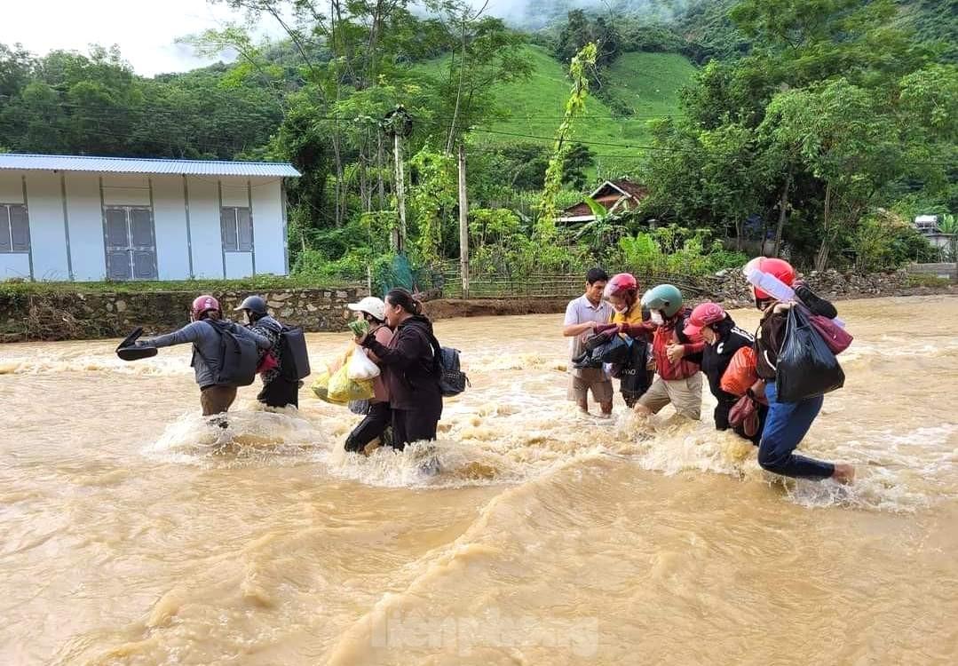 Lũ 'nuốt chửng' nhiều tuyến đường, hàng nghìn người đang bị cô lập - Ảnh 27.