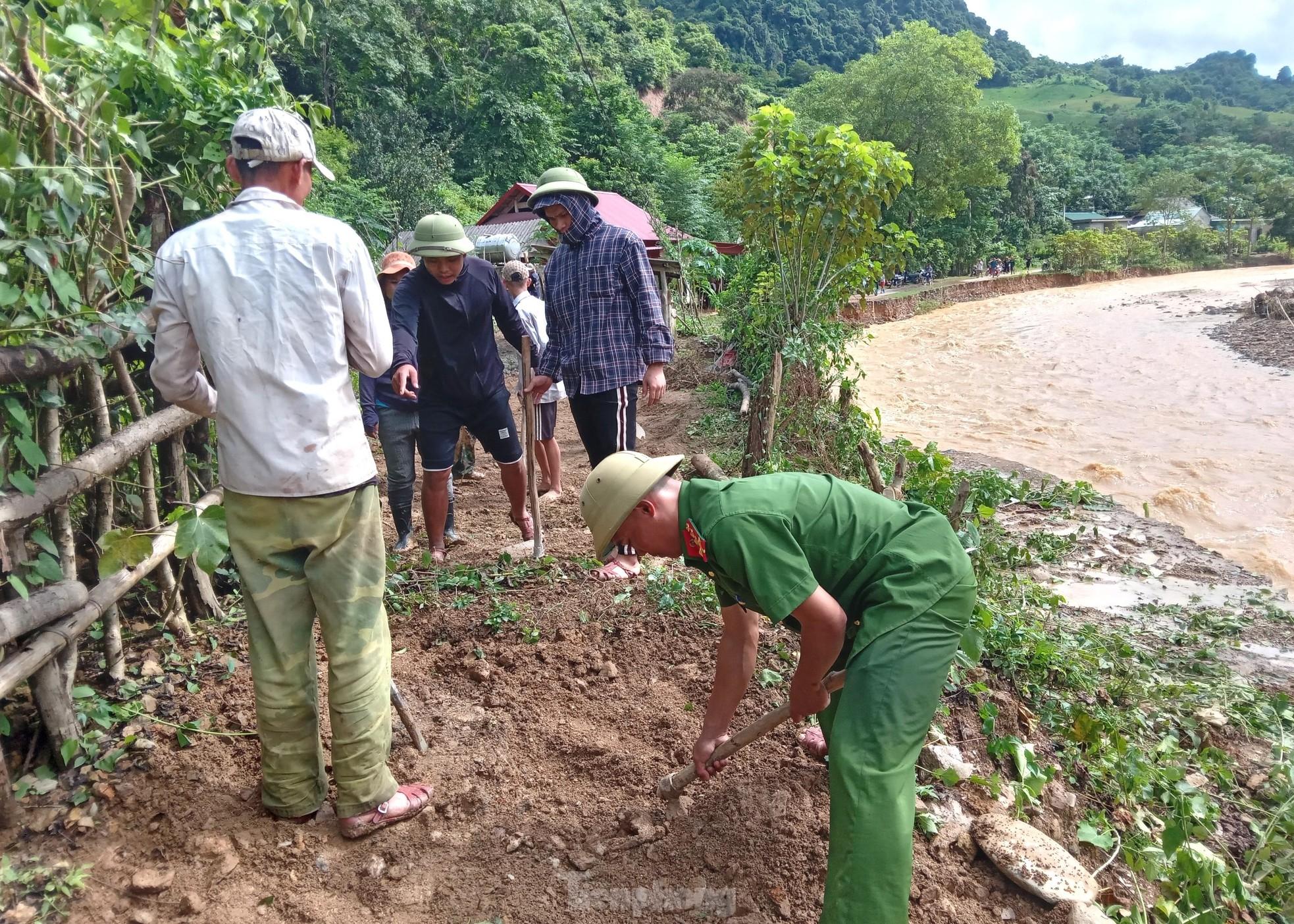 Lũ 'nuốt chửng' nhiều tuyến đường, hàng nghìn người đang bị cô lập - Ảnh 20.