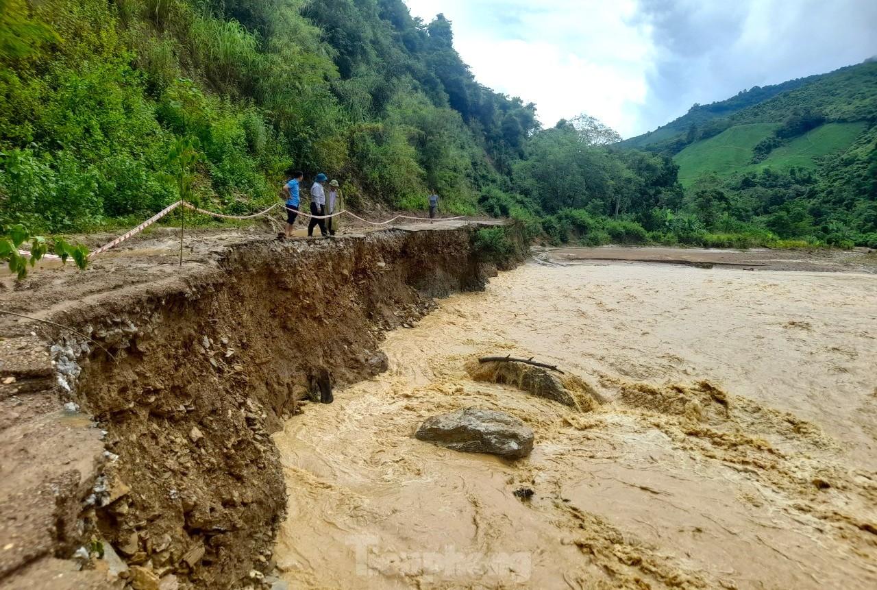 Lũ 'nuốt chửng' nhiều tuyến đường, hàng nghìn người đang bị cô lập - Ảnh 7.