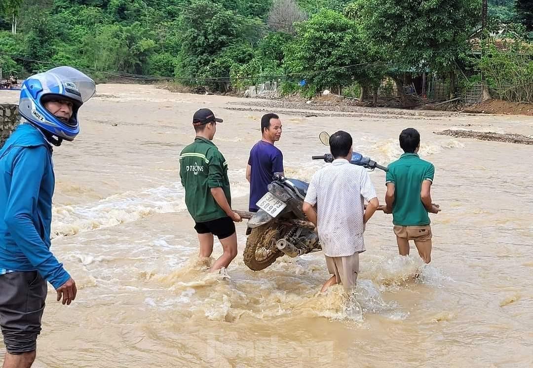 Lũ 'nuốt chửng' nhiều tuyến đường, hàng nghìn người đang bị cô lập - Ảnh 28.