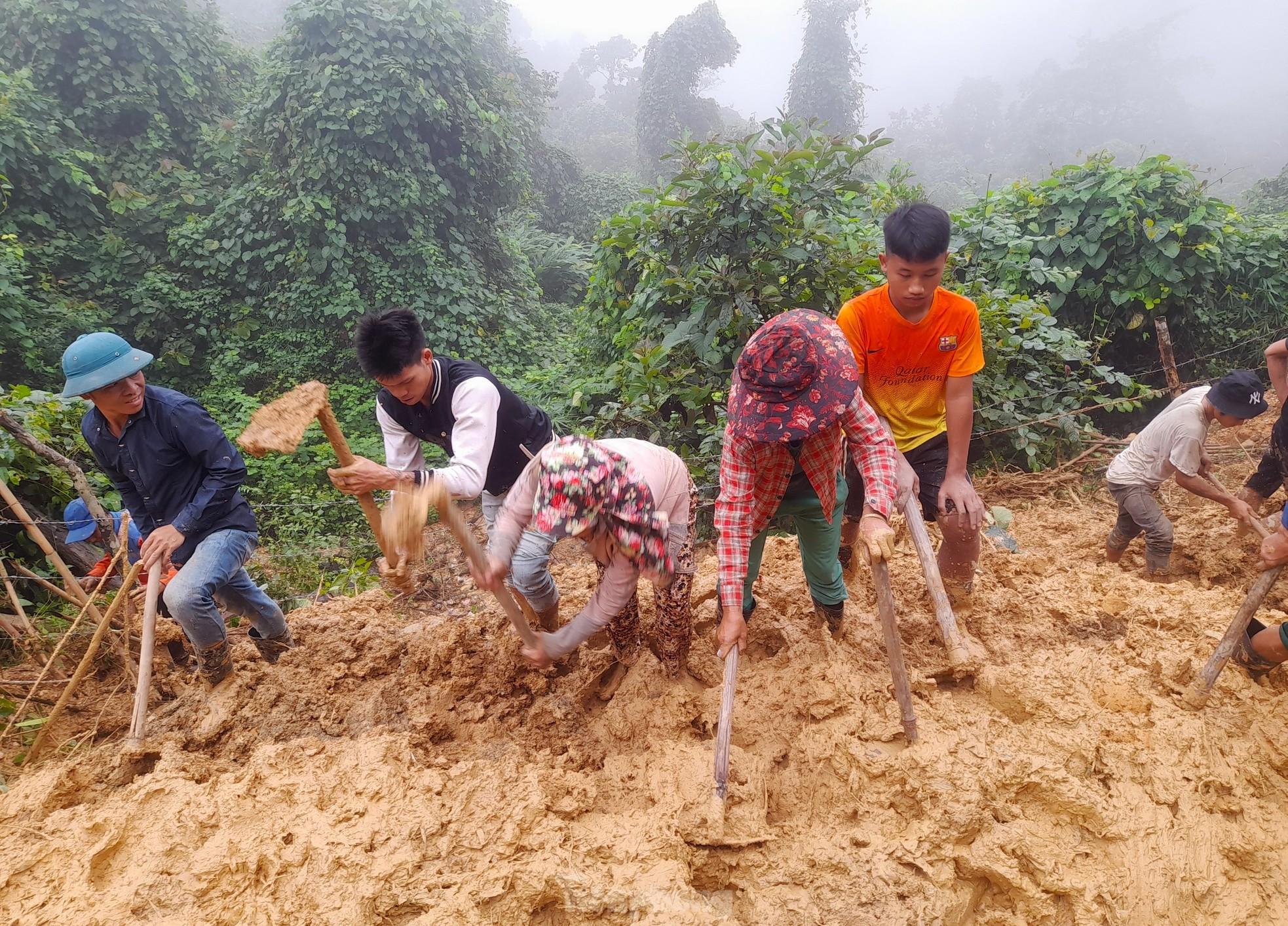 Lũ 'nuốt chửng' nhiều tuyến đường, hàng nghìn người đang bị cô lập - Ảnh 16.