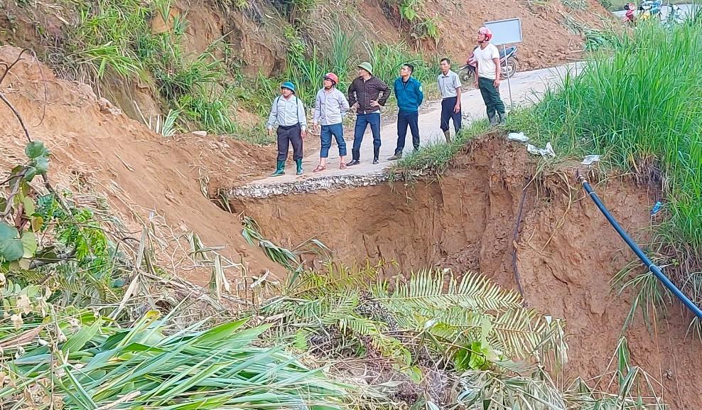 Lũ 'nuốt chửng' nhiều tuyến đường, hàng nghìn người đang bị cô lập - Ảnh 6.