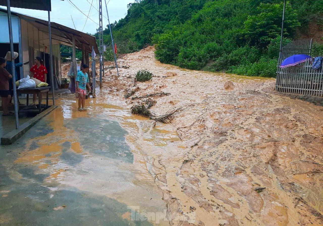 Lũ 'nuốt chửng' nhiều tuyến đường, hàng nghìn người đang bị cô lập - Ảnh 5.