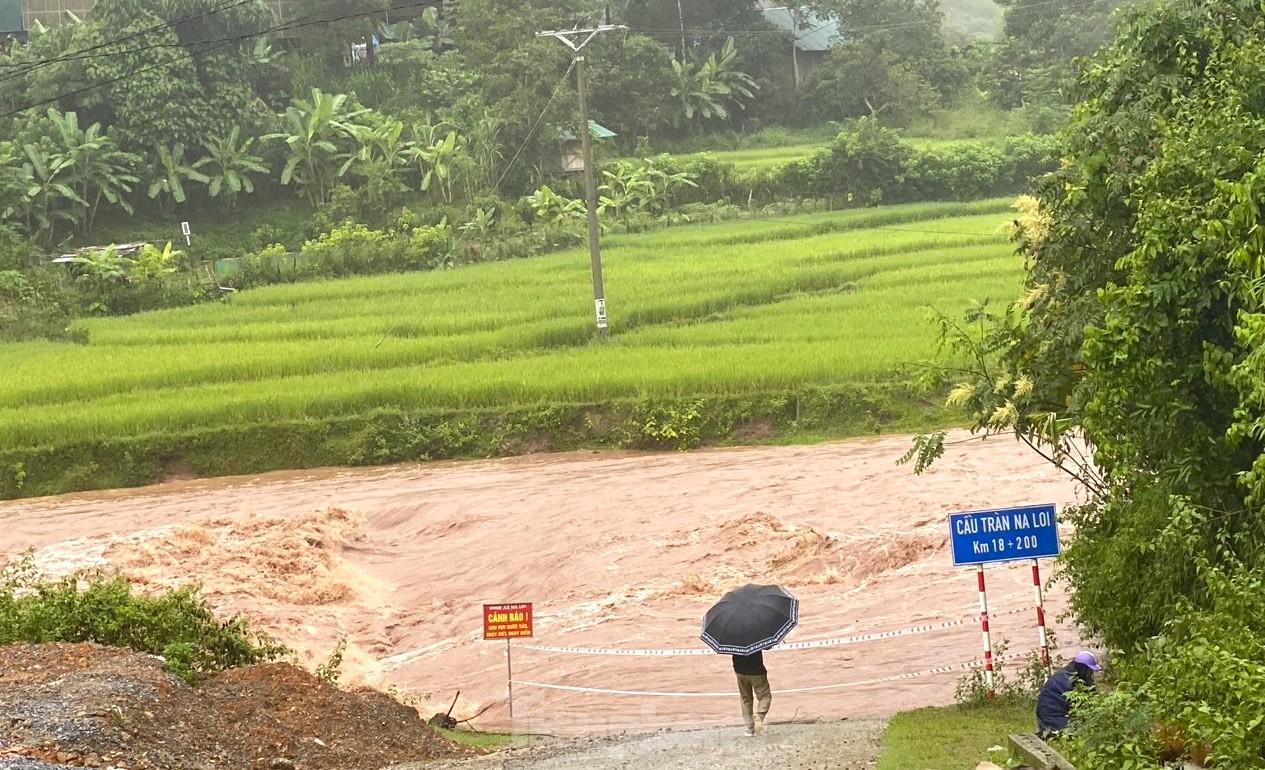 Lũ 'nuốt chửng' nhiều tuyến đường, hàng nghìn người đang bị cô lập - Ảnh 10.