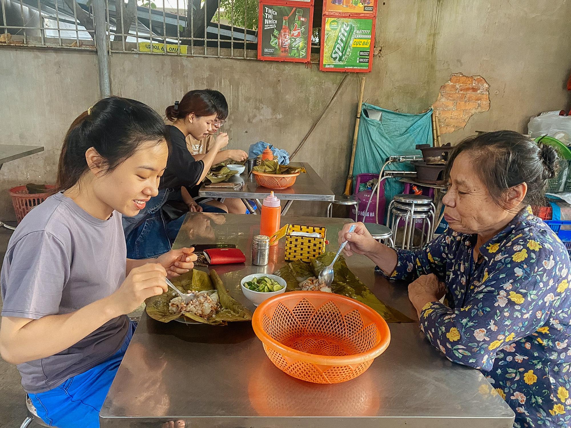 Hàng bánh giò có chỗ ngồi như rạp cưới, cô chủ tiết lộ bí mật ăn tiền của chiếc bánh "nguyên thủy" - Ảnh 2.