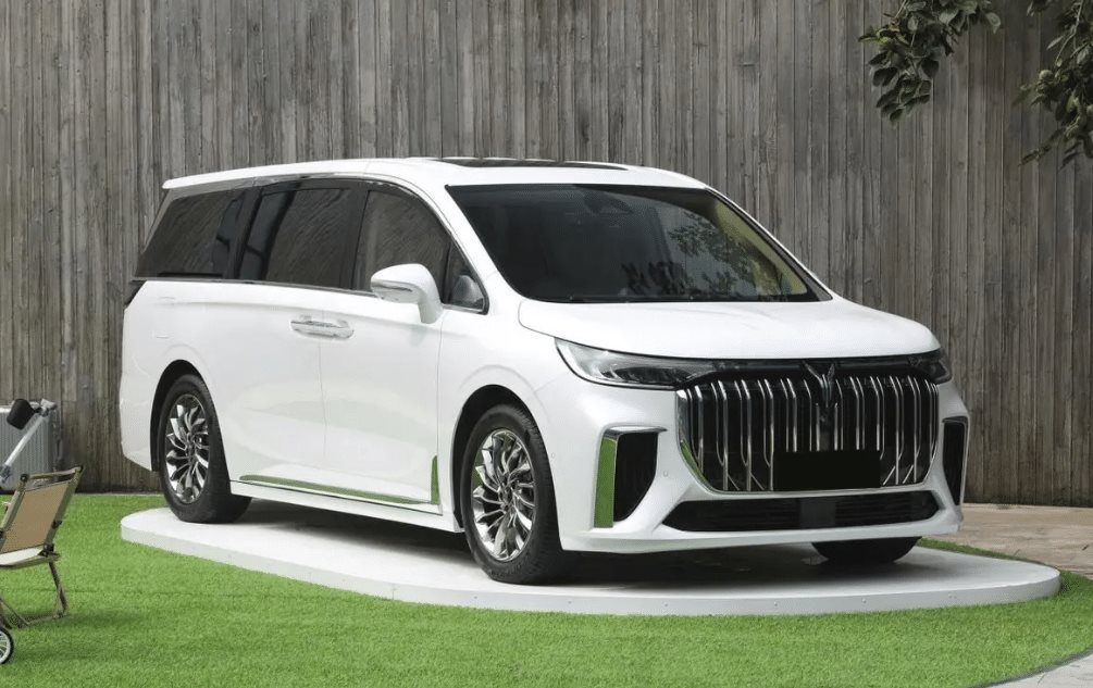 'Ông trùm' xe tải tại Việt Nam ra mắt mẫu MPV hạng sang đối đầu Toyota Alphard: đi 236km không 'ăn' xăng, giá từ 1,2 tỷ đồng - Ảnh 2.