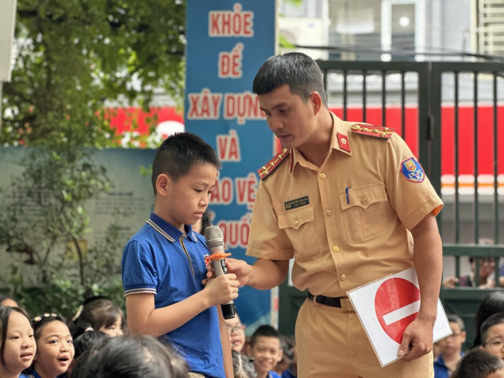 Đưa kiến thức về an toàn giao thông đến lớp học gắn với tăng cường xử phạt để răn đe