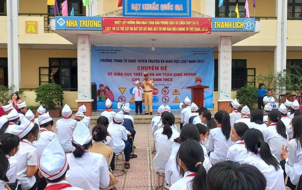 Đưa kiến thức về an toàn giao thông đến lớp học gắn với tăng cường xử phạt để răn đe