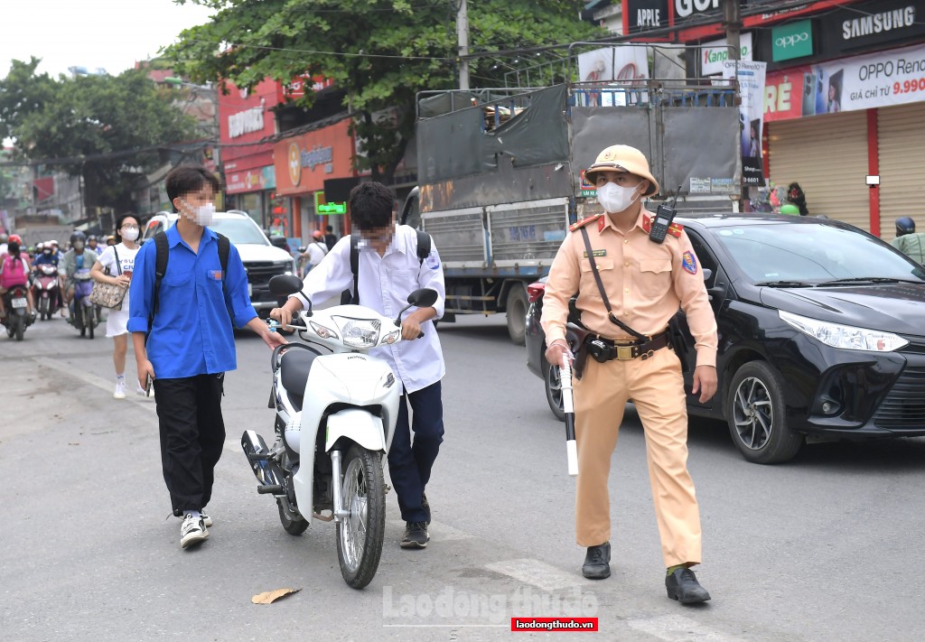 Đưa kiến thức về an toàn giao thông đến lớp học gắn với tăng cường xử phạt để răn đe