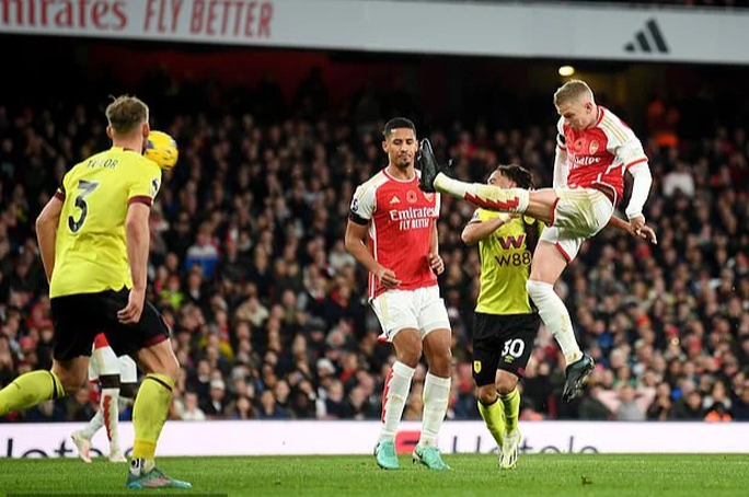 Arsenal áp sát ngôi đầu Ngoại hạng, Man United nhọc nhằn lên Top 6   - Ảnh 5.