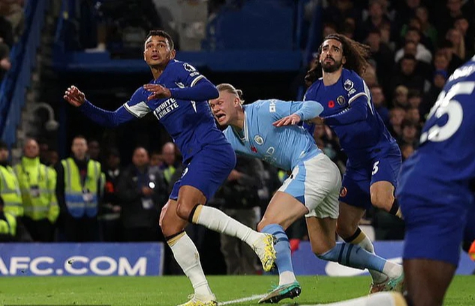 VAR và trọng tài Taylor lại bị chỉ trích sau đại chiến Chelsea - Man City - Ảnh 2.