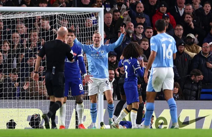 VAR và trọng tài Taylor lại bị chỉ trích sau đại chiến Chelsea - Man City - Ảnh 3.