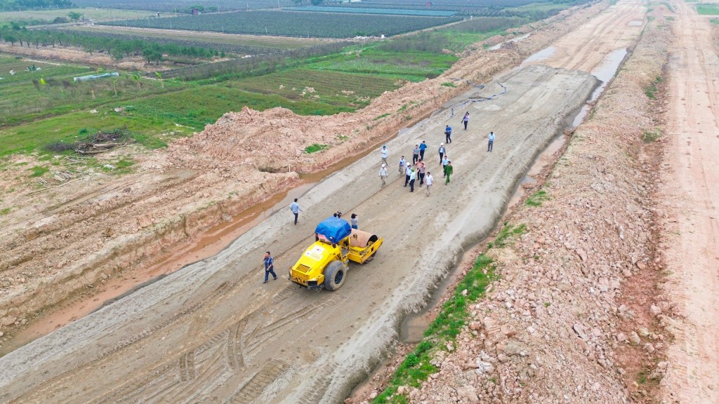 Mê Linh đồng loạt triển khai 8 mũi thi công dự án đường Vành đai 4