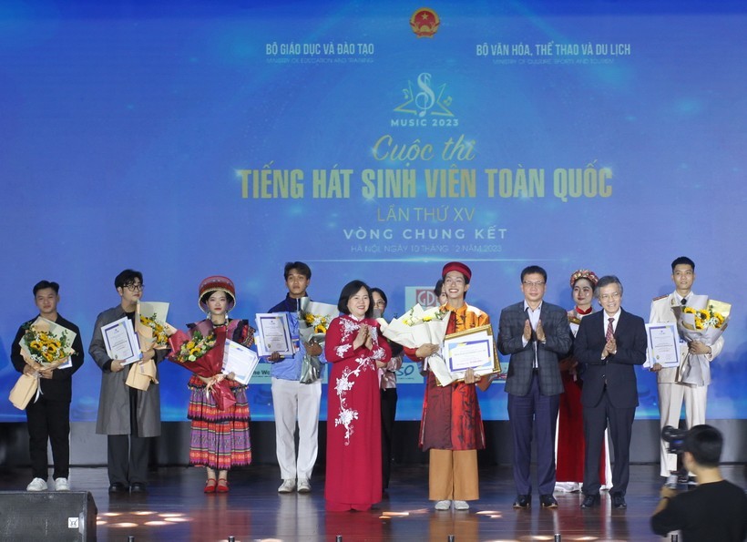 Thứ trưởng Ngô Thị Minh trao giải Nhất cho tiết mục của Trường Đại học Kinh tế Luật, Đại học Quốc gia TPHCM.