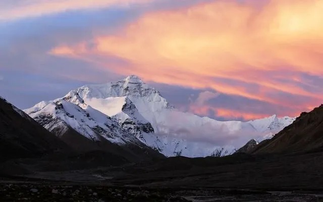 Tại sao việc leo lên đỉnh Everest phải bắt đầu lúc nửa đêm?- Ảnh 2.