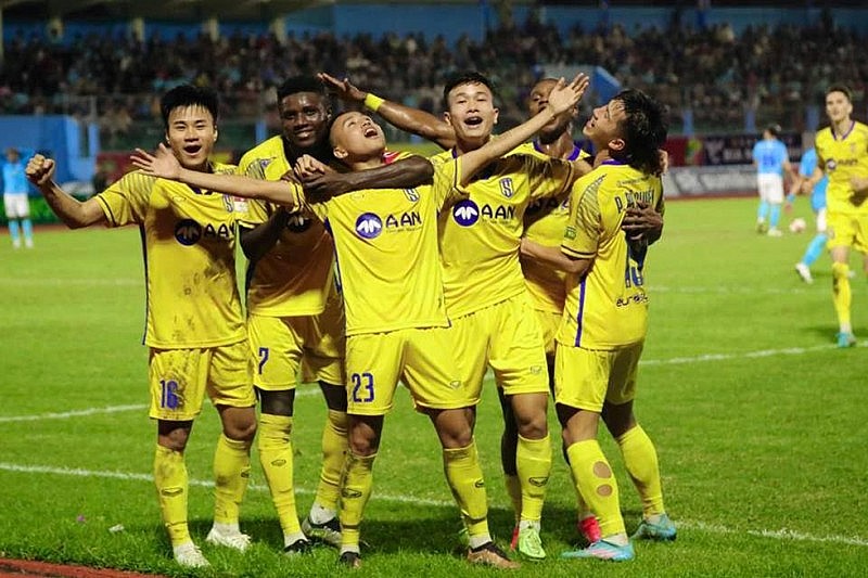 Bảng xếp hạng vòng 8 V-League 2023/2024 ngày 27/12: CAHN vươn lên top 4, SLNA thắng trận đầu tiên trên sân khách