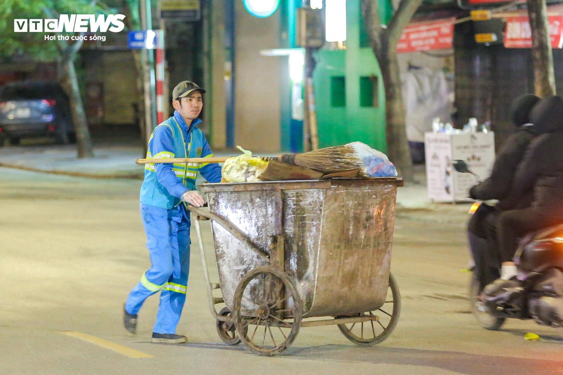 Người lao động đốt lửa xuyên đêm, ghép bìa carton chống giá rét 8 độ C ở Hà Nội - Ảnh 10.