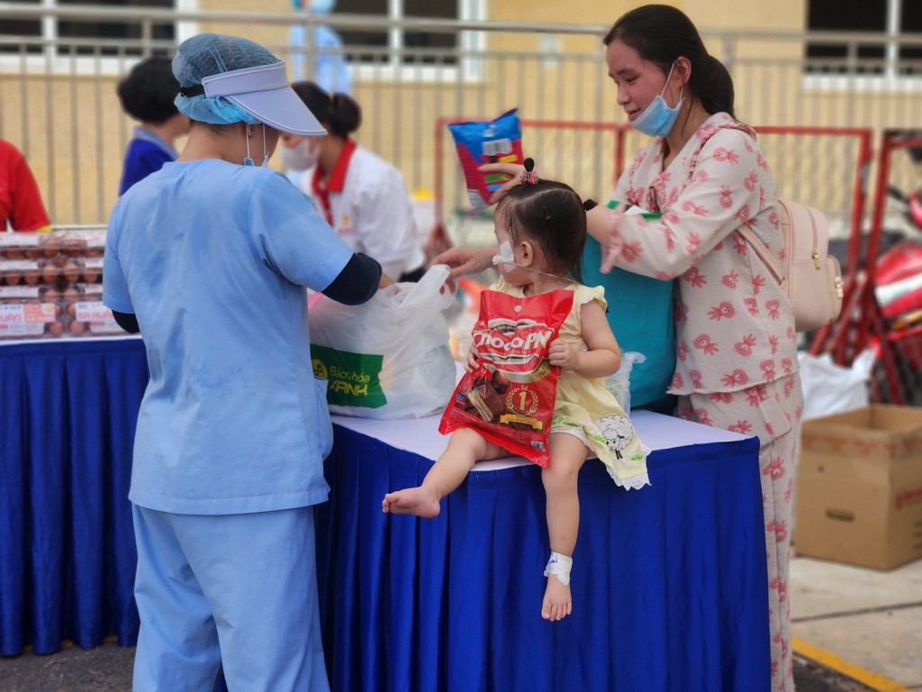 TP.HCM: Ấm lòng phiên chợ 0 đồng dành cho bệnh nhi và thân nhân