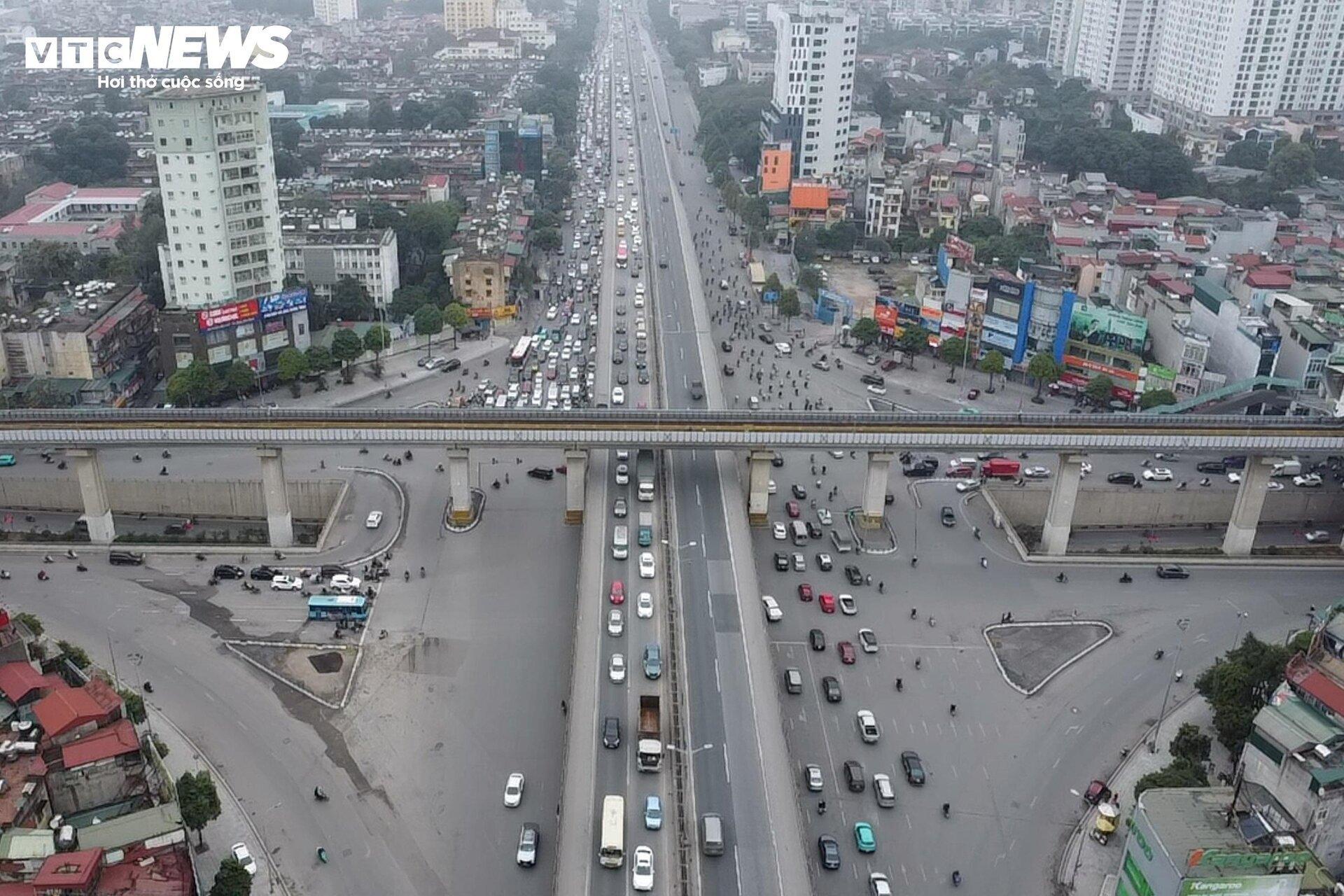 Người dân đổ về quê ăn Tết, đường Vành đai 3 ùn tắc kéo dài 6km- Ảnh 1.