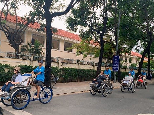 Khi người chạy xích lô là hướng dẫn viên du lịch ở Nha Trang- Ảnh 1.