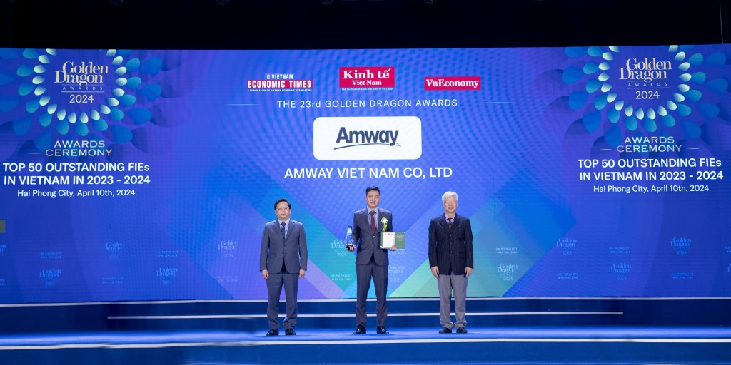 Ông Nguyễn Phương Sơn - Giám đốc Đối ngoại Amway Việt Nam nhận giải thưởng từ Ban tổ chức