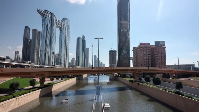 Thành phố sa mạc Dubai ‘đóng băng’ suốt cả tuần vì mưa lớn chưa từng thấy- Ảnh 2.