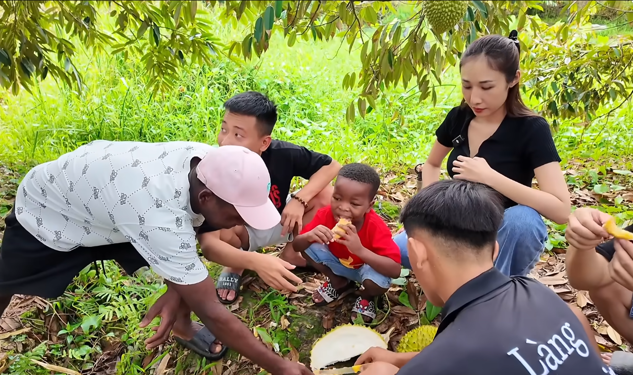 Cậu bé châu Phi chê đặc sản