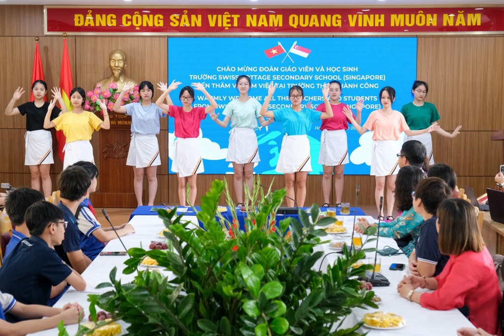 Giáo viên, học sinh Singapore giao lưu với trường THCS Thành Công