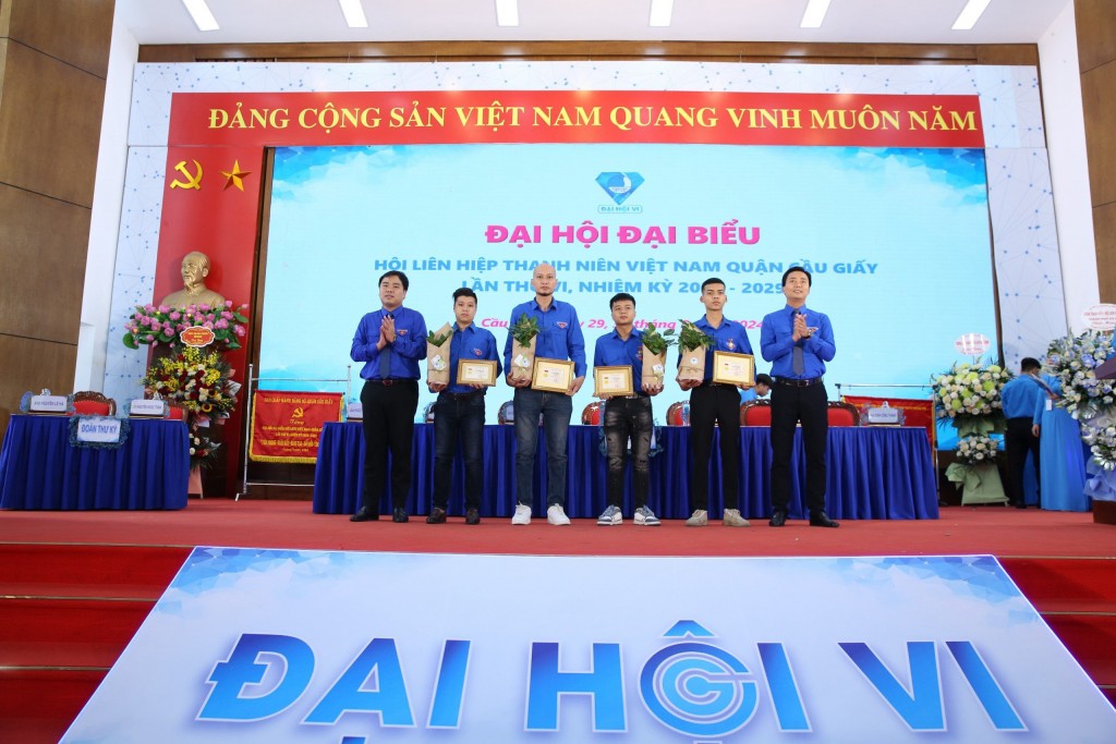 Vinh danh 4 thanh niên cứu người trong vụ cháy tại Trung Kính