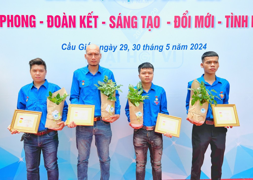 Chân dung 4 thanh niên dũng cảm cứu người tại vụ cháy căn nhà trọ kết hợp kinh doanh tại phố Trung Kính (từ trái qua phải: Nguyễn Kim Long, Phạm Quốc Luật, Hoàng Anh Tuấn, Đồng Văn Tuấn)