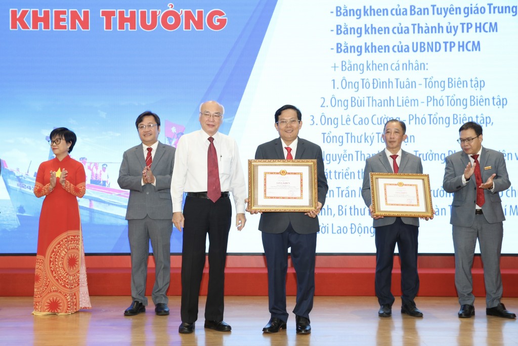 Trưởng Ban Tuyên giáo Thành ủy TP HCM Phan Nguyễn Như Khuê chúc mừng Báo Người Lao Động, Tổng Biên tập Báo Người Lao Động vinh dự nhận Bằng khen của Thành ủy TP HCM