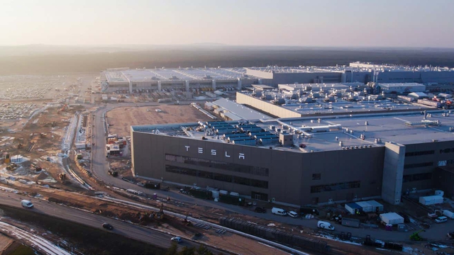 Tesla mở 'hộp đêm kỳ quặc nhất thế giới' tại Berlin Gigafactory- Ảnh 1.